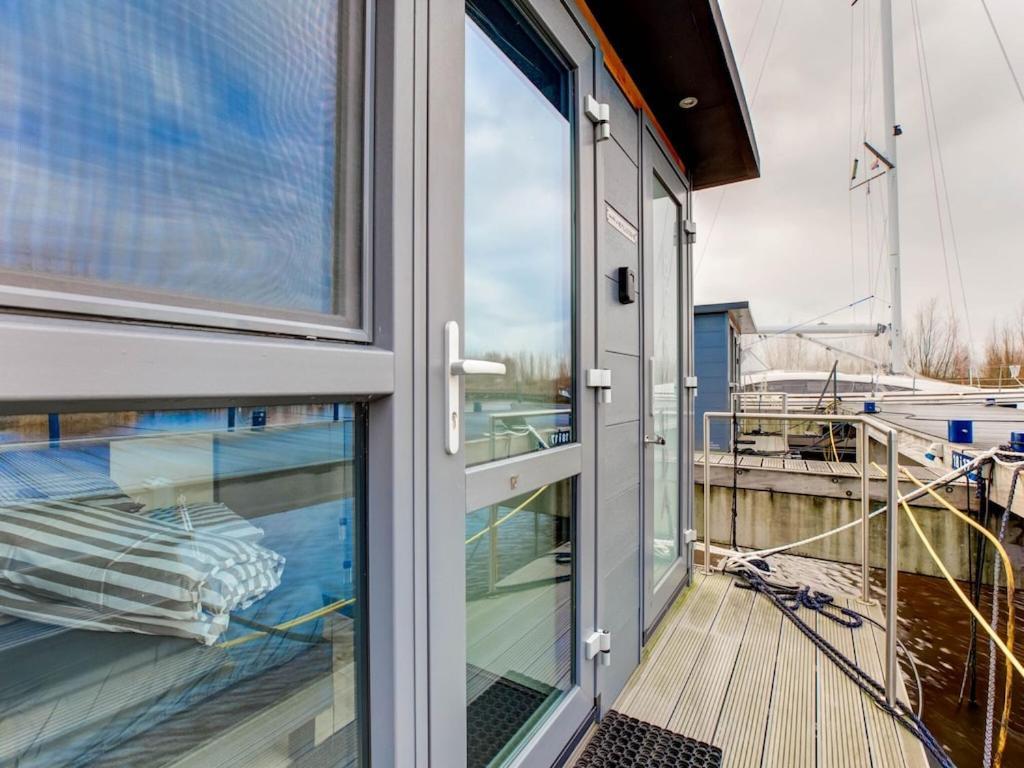 Modern Houseboat In Marina Of Volendam Hotel Ngoại thất bức ảnh